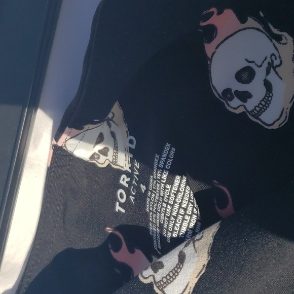 Torrid active leggings with flaming skulls NWT size 4X - Picture 3 of 6